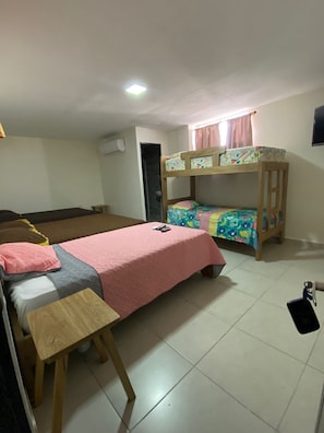 A dormitory room with bunk beds, a desk, and a chair. - Hotel Gloria del Norte (Cartagena)