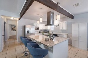 Private kitchen - Large Bedrooms, 5 Min Downtown, Texas Style Patio (San Antonio)