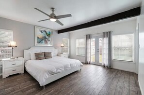 Room - Large Bedrooms, 5 Min Downtown, Texas Style Patio (San Antonio)