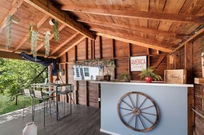 Outdoor dining - Large Bedrooms, 5 Min Downtown, Texas Style Patio (San Antonio)