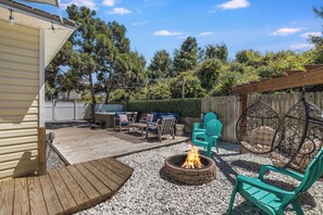Terrace/patio - Holiday Haven*Hot Tub*Steps to Beach, Holiday Haven-Golf Cart-Outdoor Theater-Beach (Miramar Beach)