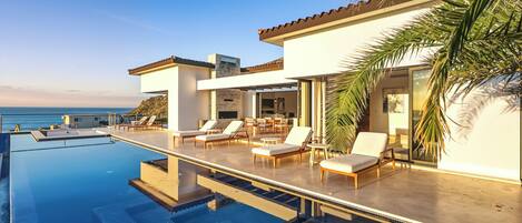 Een buitenzwembad en een verwarmd zwembad