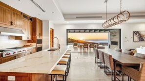 Jääkaappi, mikroaaltouuni, uuni, liesi