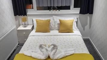 2 bedrooms, iron/ironing board, WiFi, bed sheets