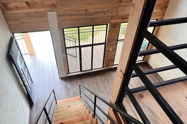 Decoración personalizada, muebles diferentes y wifi gratis