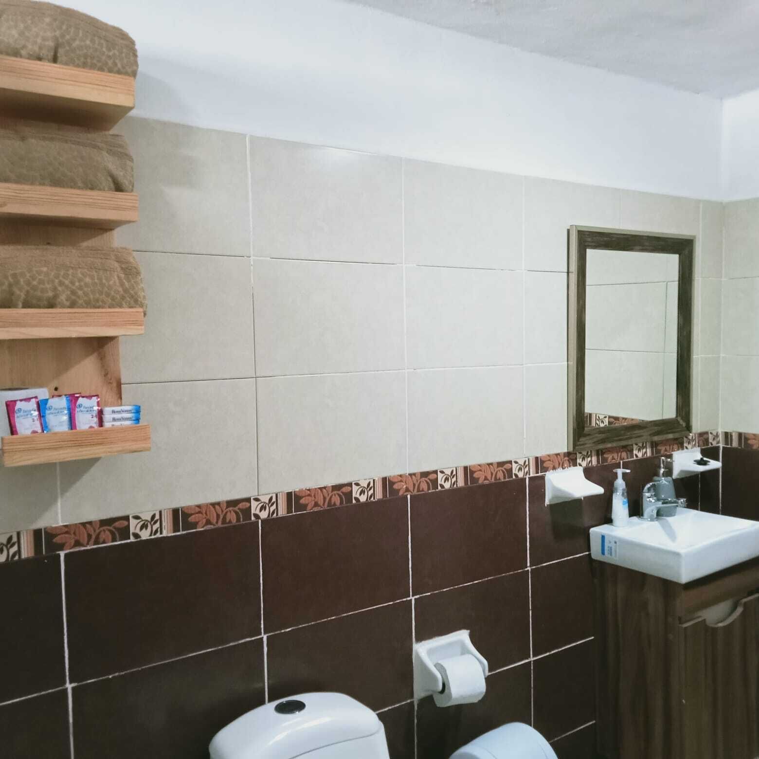 基础三人房, 多张床 | 浴室