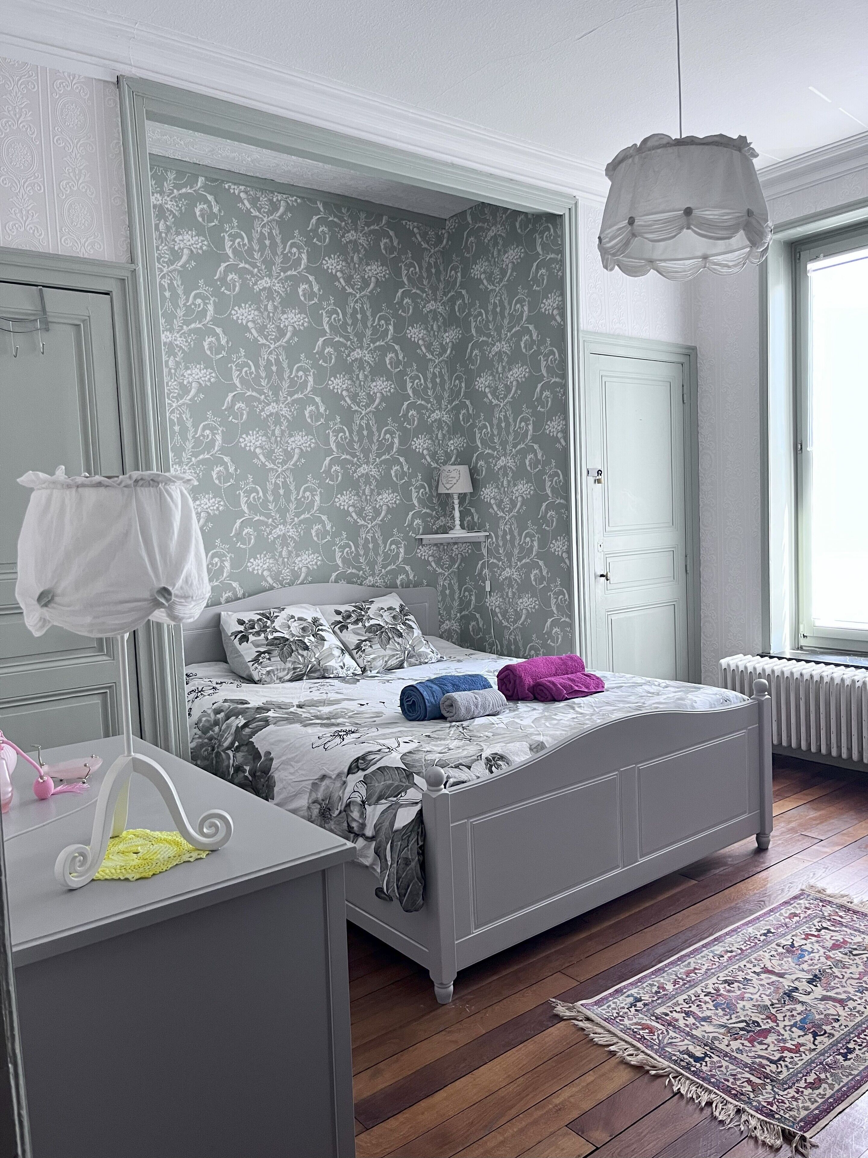 2 habitaciones, tabla de planchar con plancha, wifi y ropa de cama 