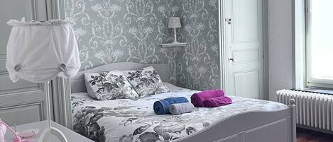 2 habitaciones, tabla de planchar con plancha, wifi y ropa de cama