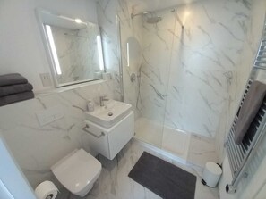 Apartment | Badezimmer | Dusche, Haartrockner, Handtücher