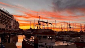 Un port de plaisance où des bateaux sont amarrés au coucher du soleil.