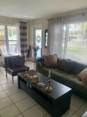 Living area - Mid-century Bungalow in Pompano Beach (Pompano Beach)