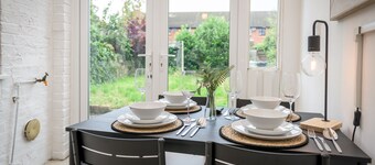 Wood House - 5 Beds | Suitable for contractors