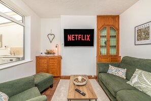 Smart TV - Wood House - 5 Beds Suitable for Contractors (Kettering)