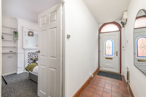 Wood House - 5 Beds Suitable for Contractors