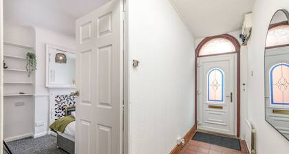 Wood House - 5 Beds Suitable for Contractors