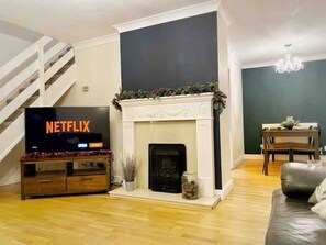 TV - Davis House 5 Beds Sleeps 6 (Rothwell)
