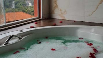 Presidential Chalet | Private spa tub