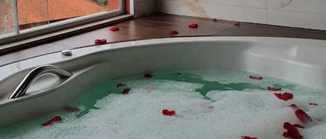 Presidential Chalet | Private spa tub