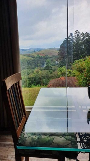 32-Zoll-Smart-TV mit Kabelempfang, Kamin