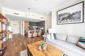 Smart TV, books - Neat 1BR APT Fairways Dubai (Dubai)