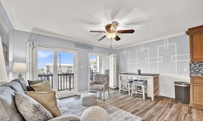 Fernseher, DVD-Player, Bücher