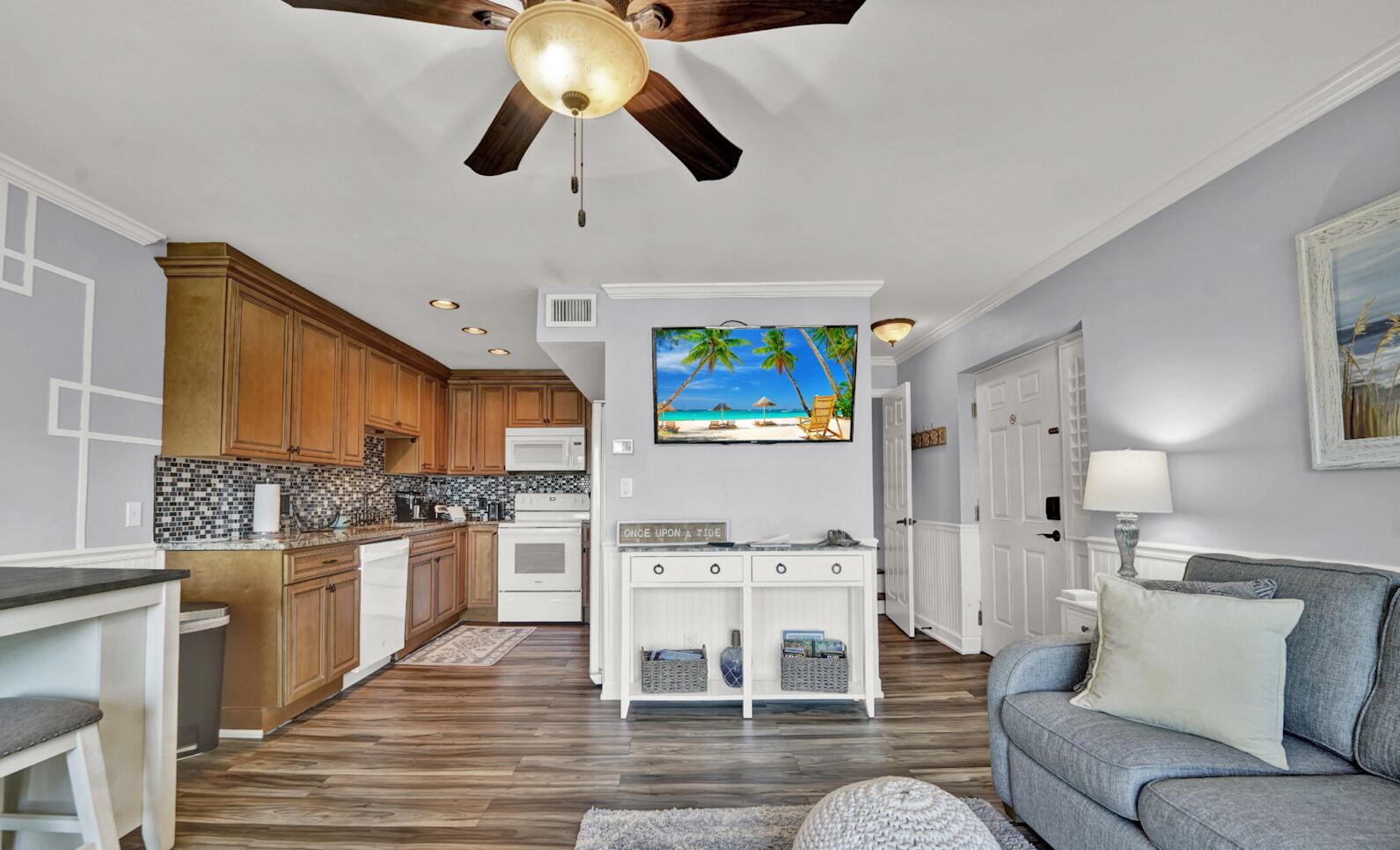 Beautiful, townhouse less than a mile from award winning St. Andrews State Park