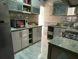 Frigorifero, microonde, forno, piano cottura