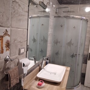 Haartrockner, Handtücher, Seife, Shampoo