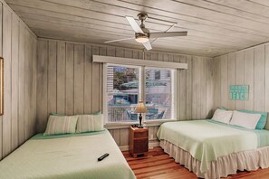 9 bedrooms, iron/ironing board, WiFi - Private Resort Across street from beach (Siesta Key)