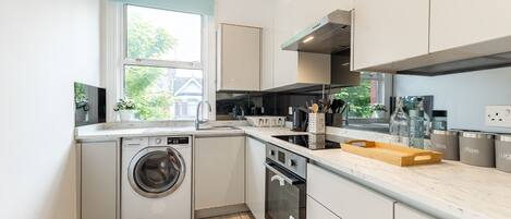 Apartment, Multiple Beds | Private kitchen | Fridge, microwave, oven, stovetop