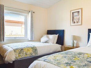 2 bedrooms, free WiFi, bed sheets, wheelchair access - A beautiful park with lakes and something for everyone to enjoy. (Stowmarket)