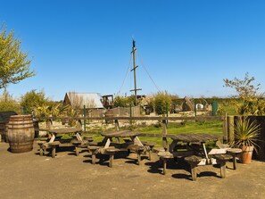 Outdoor dining - A beautiful park with lakes and something for everyone to enjoy. (Stowmarket)