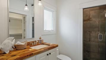 Douche, sĂšche-cheveux, serviettes fournies, savon