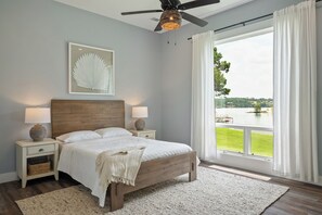 3 bedrooms, desk, iron/ironing board, free WiFi - Unique home on the waters edge with no stairs to lake & pontoon rental option (Crane Hill)