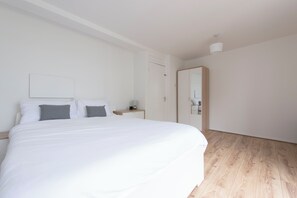 4 makuuhuonetta, silitysrauta/-lauta, ilmainen Wi-Fi, vuodevaatteet