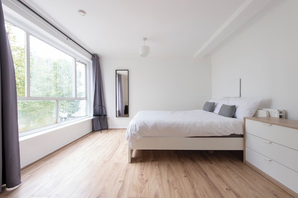 4 bedrooms, iron/ironing board, free WiFi, bed sheets