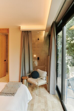 Habitación Signature | Baño | Artículos de higiene personal de diseño, secador de pelo y albornoces