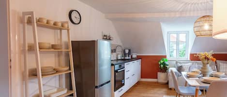 Coffee/tea maker, fridge, microwave, oven