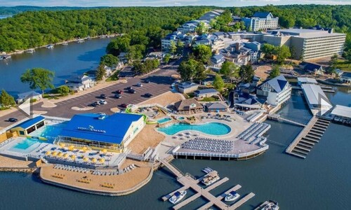 MARGARITAVILLE RESORT Tan-Tar-A LAKEFRONT 3BD 3bath-NEW SPA  kayaks & fireplace!