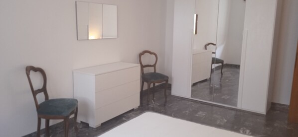 2 slaapkamers, een strijkplank/strijkijzer, beddengoed