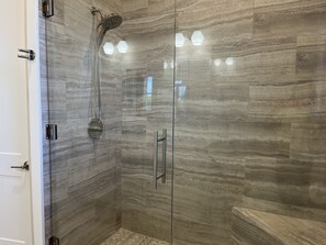 Doccia, asciugacapelli, asciugamani, sapone