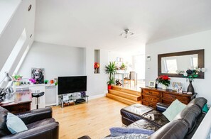 Apartment, 2 Queen Beds | Living area