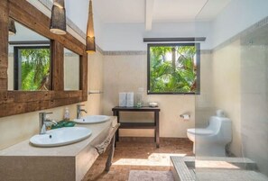 Dusche, Whirlpool, umweltfreundliche Kosmetikartikel, Haartrockner