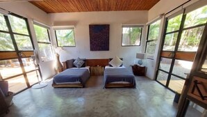 5 bedrooms, in-room safe, desk, iron/ironing board - Tropical oasis. Walk to beach. Perfect for family. (Provincia de Guanacaste)