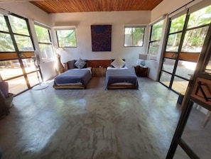 5 bedrooms, in-room safe, desk, iron/ironing board - Tropical oasis. Walk to beach. Perfect for family. (Provincia de Guanacaste)