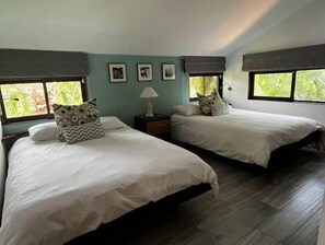 5 bedrooms, in-room safe, desk, iron/ironing board - Tropical oasis. Walk to beach. Perfect for family. (Provincia de Guanacaste)