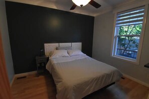 4 bedrooms, iron/ironing board, WiFi, bed sheets - Beauty 4BD/2BA & parking - central A/C and heat- 25% off stays 32 days + (Montréal)