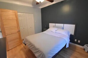 4 habitaciones, tabla de planchar con plancha, wifi y ropa de cama 