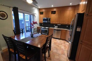 Dining - Beauty 4BD/2BA & parking - central A/C and heat- 25% off stays 32 days + (Montréal)