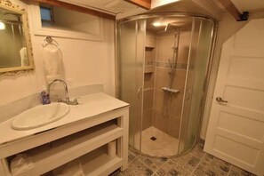 Shower, hair dryer - Beauty 4BD/2BA & parking - central A/C and heat- 25% off stays 32 days + (Montréal)